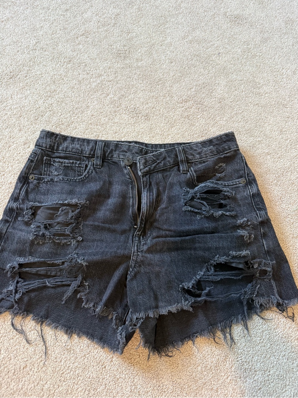 High-Waist Black Distressed Denim Shorts - Mom short